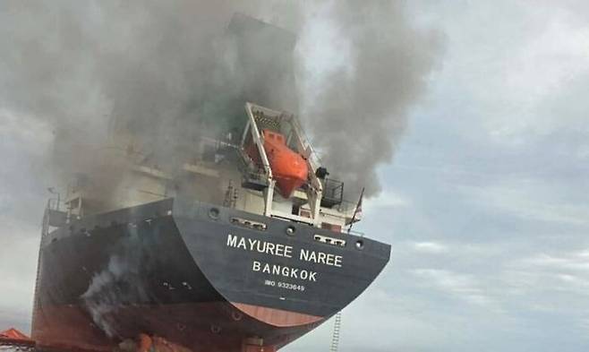 [AP/뉴시스] 美·이스라엘과 이란 전쟁 4주 동안 이란 인근 해역에서 최소 16건의 선박 공격이 발생했다. 사진은 지난 11일 호즈무르 해협에서 피격된 태국 화물선. (사진=뉴시스DB)