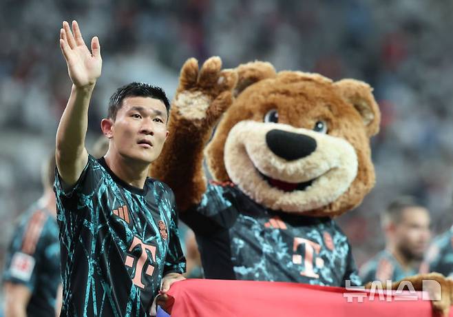 [서울=뉴시스] 김근수 기자 = 3일 서울 마포구 서울월드컵경기장에서 열린 쿠팡플레이 시리즈 2경기 토트넘 홋스퍼와 FC바이에른 뮌헨의 경기에서 FC바이에른 뮌헨이 토트넘 홋스퍼를 상대로 2-1로 승리를 거뒀다.  FC바이에른 뮌헨 김민재가 경기장을 돌며 팬들에게 인사를 하고 있다. 2024.08.03. ks@newsis.com