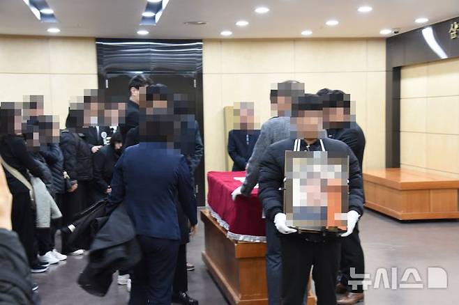 [대전=뉴시스] 최영민 기자=25일 대전 서구 을지대학교병원 장례식장에서 대전 안전공업 화재참사 희생자에 대한 영결식에서 고인의 영정과 관이 장례식장을 나서고 있다. 2026.03.25 ymchoi@newsis.com