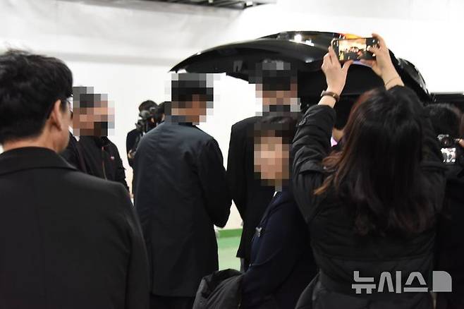 [대전=뉴시스] 최영민 기자=25일 대전 서구 을지대학교병원 장례식장에서 대전 안전공업 화재 참사 희생자에 대한 영결식이 진행되고 있다. 고인의 관이 운구차에 실린 후 가족들과 마지막 이별을 고하고 있다. 2026.03.25 ymchoi@newsis.com