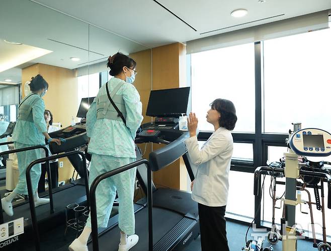 [서울=뉴시스] 김윤지 이대대동맥혈관병원 재활의학과 교수가 대동맥혈관 재활치료실에서 환자의 트레드밀 운동을 지도하고 있다. (사진= 이대의료원 제공)