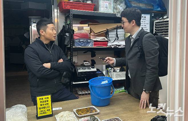 취재진과 인터뷰하는 옥련시장 상인 김남준(55)씨. 전주은 인턴기자