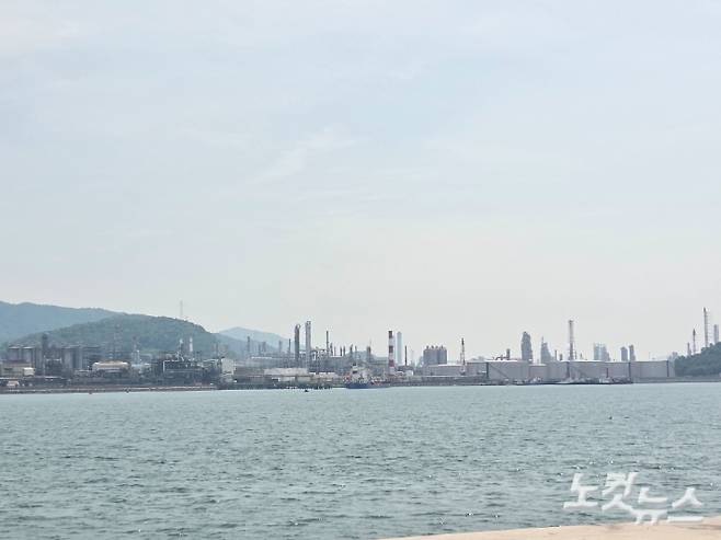 여수 묘도에서 바라본 여수산단. 유대용 기자
