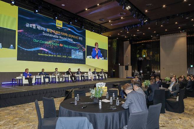 25일 제주신화월드 랜딩볼룸에서 제13회 국제e모빌리티엑스포가 진행돼 '2027 평양 국제 전기차 엑스포(PIEVE) 추진을 위한 라운드테이블'이 진행 중이다. 한국자동차기자협회 제공
