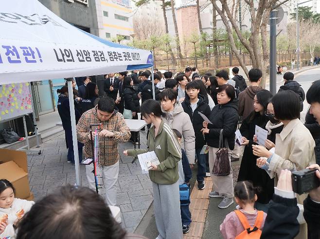 대전 도안교회(양형주 목사)가 지난 15일부터 22일까지 지역 주민들과 교인들을 대상으로 이단 사이비 예방 주간 '브이 위크' 행사를 가졌다. 사진은 브이위크 참가자들이 교회 입구에 마련된 부스에서 신앙점검 체험 프로그램에 참여하고 있다. 대전 도안교회 제공