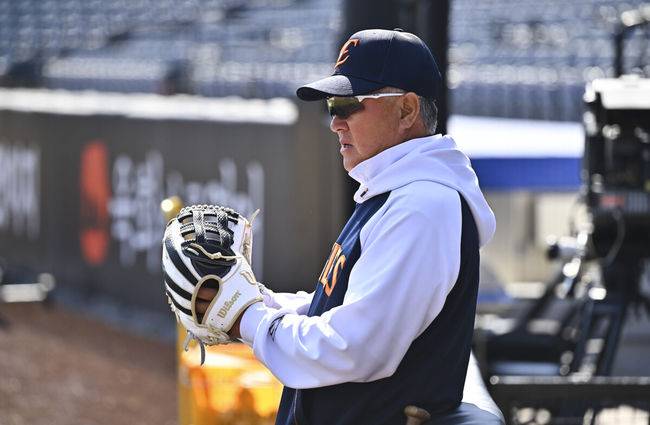 [OSEN=대전, 박준형 기자] 20일 오후 대전 한화생명볼파크에서 2026 신한 SOL KBO 리그 시범경기 한화 이글스와 KIA 타이거즈의 경기를 진행됐다.전날 한화는 4-5로 끌려가다 9회말 허인서의 동점 홈런과 김태연의 끝내기 홈런으로 7-5 역전승을 거두고 2연패를 끊었다.경기 앞두고 한화 김경문 감독이 선수들의 훈련을 지켜보고 있다.    2026.03.20 / soul1014@osen.co.kr