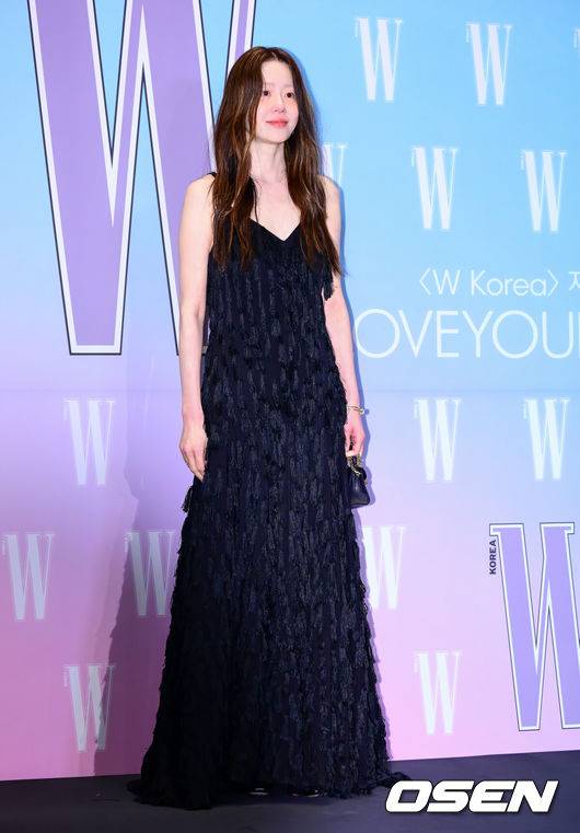 [OSEN=지형준 기자] 15일 서울 종로구 당주동 포시즌스 호텔 서울에서 더블유 코리아 제20회 유방암 인식 향상 캠페인 자선 포토 행사가 열렸다.이날 TXT 수빈, 고수, 고현정, 공명, 그레이, 김민하, 김세정, 김영광, 김영대, 김지석, 노상현, 노정의, 덱스, 르세라핌(채원, 카즈하), 몬스타엑스(형원, 셔누), 문소리, 바밍타이거, 박규영, 박은빈, 박재범, 방탄소년단 RM, 제이홉, 뷔, 변우석, 수현, 스트레이키즈(방찬, 승민), 아이들(미연, 민니, 소연, 슈화, 우기), 아이브 레이, 안유진, 장원영, 아일릿(윤아, 모카, 민주, 원희, 이로하), 에스파(카리나, 윈터, 지젤, 닝닝), 엔믹스(해원, 설윤), 엔하이픈(성훈, 제이크), 엔하이픈(정원), 엘리스, 올데이프로젝트(애니, 타잔, 베일리, 영서, 우찬), 우원재, 원지안, 이동휘, 이민호, 이수지, 이수혁, 이영애, 이유미, 이준혁, 이준호, 이채민, 임수정, 임지연, 있지(예지, 유나), 장윤주, 전소니, 전소미, 전여빈, 정려원, 정해인, 조유리, 추영우, 코드쿤스트, 크리스탈, 키키(지유, 이솔, 수이, 하음, 키야), 태양, 하정우, 화사, 효연 등이 참석했다.배우 고현정이 포즈를 취하고 있다. 2025.10.14. /jpnews@osen.co.kr