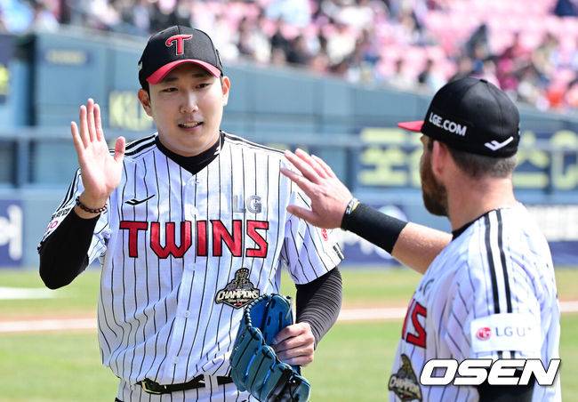 [OSEN=잠실, 지형준 기자] 24일 서울 잠실야구장에서 ‘2026 신한 SOL KBO리그’ LG 트윈스와 키움 히어로즈의 시범경기가 열렸다.KBO리그 시범경기는 이날 마지막으로 마치고 오는 28일 잠실(KT-LG), 대전(키움-한화), 문학(KIA-SSG), 대구(롯데-삼성), 창원(두산-NC) 구장에서 2연전으로 대장정의 막을 올린다.1회초 수비를 마친 LG 손주영이 오스틴과 하이파이브를 하고 있다. 2026.03.24&nbsp;/ jpnews@osen.co.kr