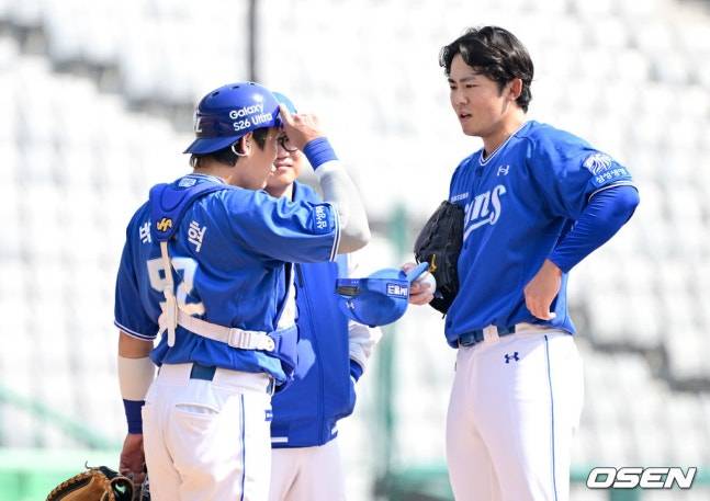 [OSEN=인천, 최규한 기자] 17일 인천 SSG랜더스필드에서 ‘2026 신한 SOL KBO리그’ 시범경기 SSG 랜더스와 삼성 라이온즈의 경기가 열렸다.  홈팀 SSG는 앤서니 베니지아노, 방문팀 삼성은 이승민을 선발로 내세웠다.  2회말 2사 1, 2루 상황 SSG 에레디아에게 몸 맞는 공을 내준 삼성 투수 미야지 유라가 포수 박세혁과 대화를 나누고 있다. 2026.03.17 / dreamer@osen.co.kr