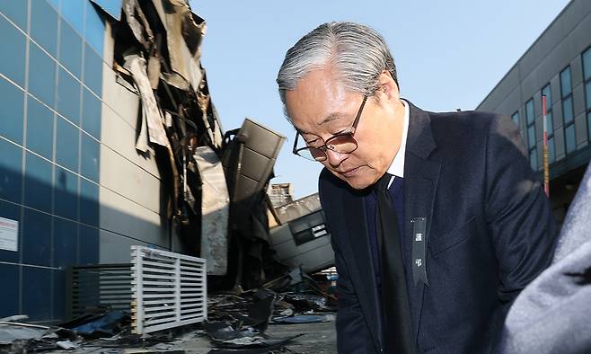 손주환 안전공업 대표가 23일 경찰·대전노동청 관계자들이 화재로 74명의 인명피해가 발생한 대전 대덕구 안전공업에 대해 압수수색을 진행하는 안전공업 사무실을 나서고 있다. 뉴스1