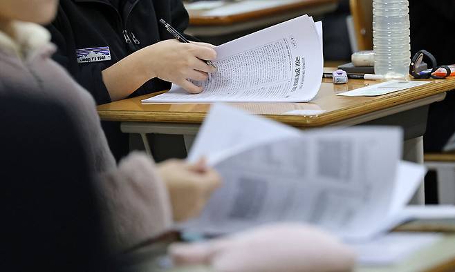 지난 2025년 11월 13일 2026학년도 대학수학능력시험이 치러지는 대전교육청 27지구 제8시험장인 동대전고등학교에서 수험생들이 시험을 준비하고 있다. 연합뉴스