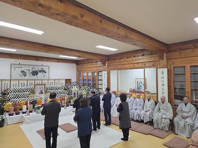 충남 천안 각원사 경해원에 마련된 경해당 법인 대종사 빈소에 조문객들의 발길이 이어지고 있다.