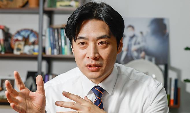 경기도지사에 출마한 더불어민주당 한준호 예비후보가 25일 세계일보와의 인터뷰에서 ‘GTX 연결을 통한 30분 교통권’, ‘판교 10개 만들기’, ‘기본사회’ 등 주요 정책과 비전에 대해 설명하고 있다. 최상수 기자