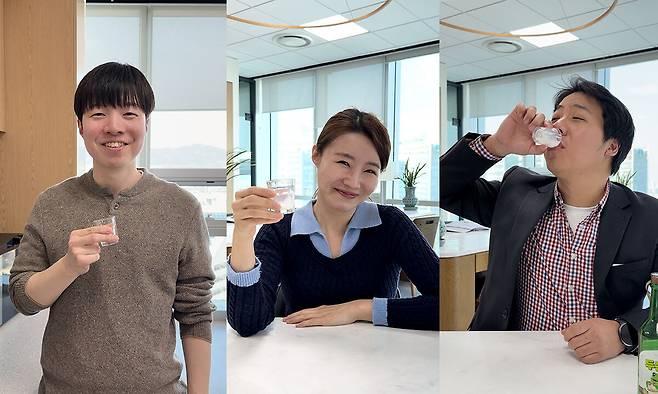 세계일보 기자들이 ‘두쫀쿠향에이슬’을 시음하고 있다.