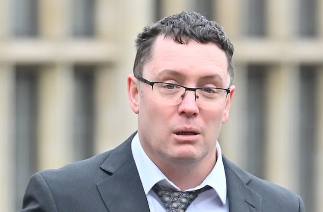 아내에 대한 통제적이고 강합적인 행동과 두 건의 강간 혐의로 기소된 영국의 크리스토퍼 트라이버스(43)