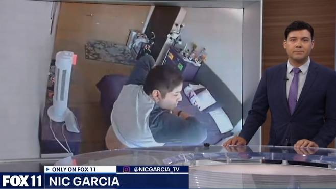 미국 FOX11 보도 화면. 치매를 앓는 여성의 가족은 시니어 주거시설 방 안에 낯선 남성이 장시간 머문 정황을 홈캠으로 확인한 뒤 경찰에 신고했다고 밝혔다. FOX11 캡처