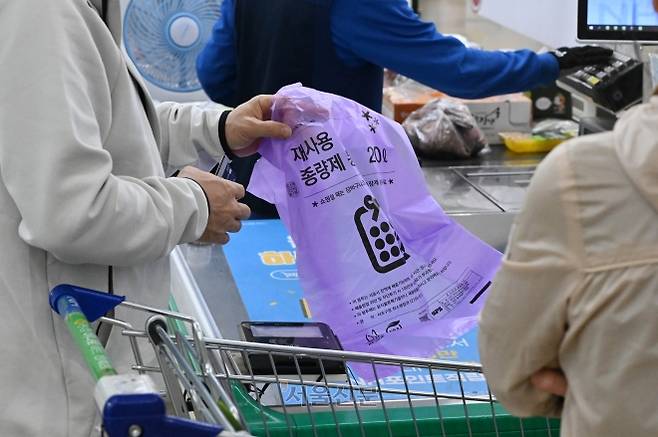 24일 서울시내 한 대형마트에서 시민들이 종량제 봉투를 구매하고 있다. 미국·이스라엘과 이란 간 전쟁 여파로 ‘나프타’ 공급이 불안정해지면서 비닐 수급에 비상이 걸렸다. 비닐의 핵심 원료인 나프타 수급 불안 우려가 이어지면서 소비자들의 종량제 봉투 구매 수요가 급증하고 있다. 2026.3.24 홍윤기 기자