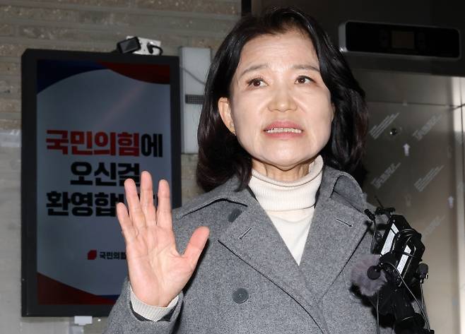 ‘대구시장 컷오프’ 입장 밝히는 이진숙 전 위원장 - 국민의힘 공천관리위원회 결정에 따라 대구시장 경선에서 컷오프된 이진숙 전 방송통신위원장이 24일 서울 영등포구 여의도 국민의힘 중앙당사에서 경선 결과에 대한 입장을 밝히고 있다. 2026.3.24 연합뉴스