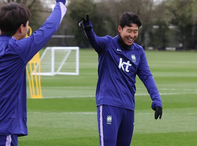 밝게 웃으며 훈련하는 손흥민 - 코트디부아르전을 앞둔 한국 축구 국가대표팀의 손흥민이 팀동료들과 24일(현지시간) 영국 런던 북서쪽 밀턴킨스에서 훈련하고 있다. 2026.3.25 밀턴킨스 연합뉴스