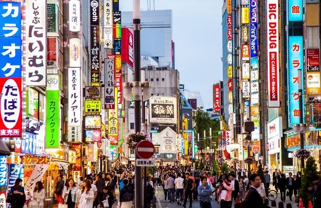 일본 도쿄 신주쿠 거리. 123rf.com