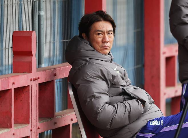 홍명보 축구 국가대표팀 감독이 24일(현지시간) 영국 런던 북서쪽 밀턴킨스에서 코트디부아르전을 앞두고 선수들의 훈련 장면을 지켜보고 있다. 연합뉴스