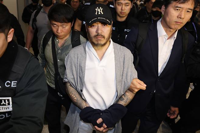 ‘필리핀 마약왕’ 박왕열이 25일 인천국제공항을 통해 국내로 송환되고 있다. 권욱 기자