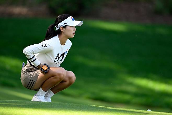 그린 경사를 읽고 있는 이동은. 사진 제공=AFP연합뉴스