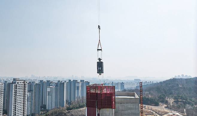 인천시 연수구 동춘동에 위치한 힐스테이트 송도 센터파크 현장에 모듈러 엘리베이터가 설치되고 있다. 사진 제공=현대건설