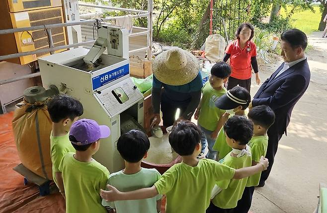 지난해 10월 김동근 의정부시장(오른쪽 첫번째)이 꼬마농부 체험에 참여한 어린이들을 지켜보고 있다. 사진 제공=의정부시