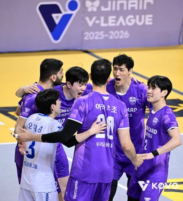 우리카드 선수들이 25일 경기 의정부 경민대 체육관에서 열린 프로배구 2025~2026 V리그 남자부 준플레이오프 KB손해보험전에서 득점에 성공한 뒤 기뻐하고 있다. 사진 제공=한국배구연맹