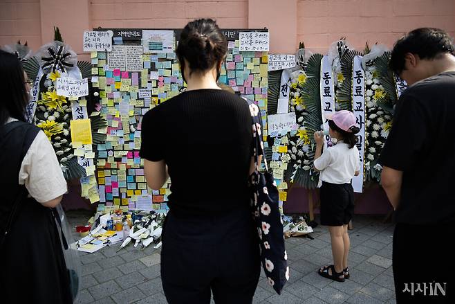 2023년 7월21일, 서울 서초구 서이초등학교에서 숨진 교사의 임시 추모공간에 추모객이 모여 있다. ⓒ시사IN 신선영