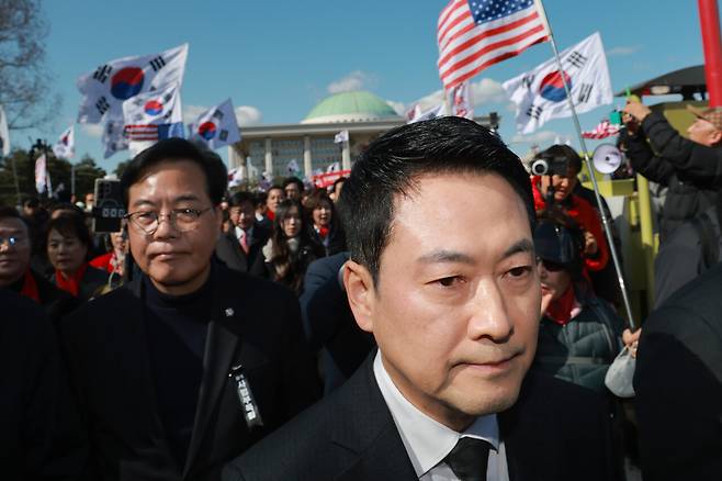 장동혁 국민의힘 대표(오른쪽)와 송언석 원내대표가 3월3일 국회에서 ‘사법독립 헌정수호를 위한 대국민 호소 국민대장정 규탄대회’ 출정식을 마치고 청와대로 향하고 있다. ⓒ연합뉴스