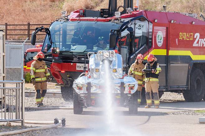 영남119특수구조대가 무인소방로봇 HR-쉐르파로 화재 진압 훈련을 하고 있다. ⓒ월성원자력본부 제공