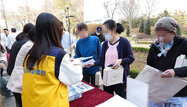 단국대병원 충남지역암센터는 지난 24일 '암 예방의 날'을 맞아 병원 음악정원과 산책로 일대에서 환자 경험 향상과 암 예방 인식 제고를 위한 캠페인을 개최했다. ⓒ단국대병원 제공