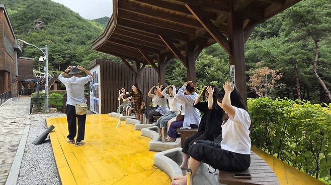 관광객들이 거창 항노화힐링랜드에서 족욕체험을 하고 있다. ⓒ거창군 제공