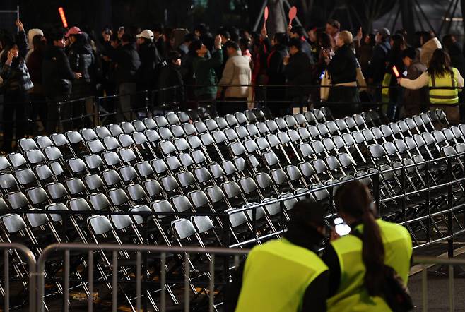 그룹 방탄소년단(BTS)이 3월21일 서울 광화문 광장에서 정규 5집 《ARIRANG》 발매를 기념해 선보인 무료 공연 'BTS 컴백 라이브: 아리랑'(BTS THE COMEBACK LIVE|ARIRANG) 관람을 마친 팬들이 이동하고 있다. 기사 내용과 직접 관련 없는 사진 ⓒ연합뉴스