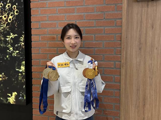 김길리가 20일 올림픽파크텔서 열린 인터뷰를 마친 뒤 올림픽, 세계선수권서 따낸 금메달을 들어 보이고 있다. 강산 기자 posterboy@donga.com