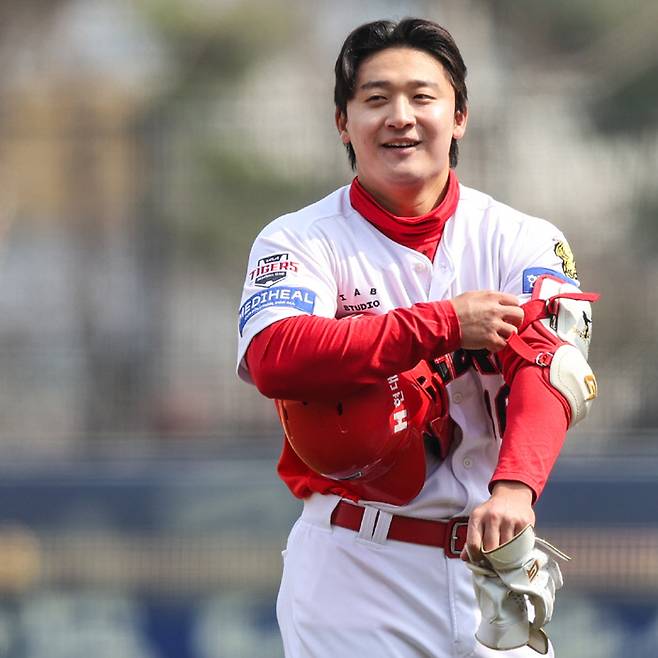 KIA 윤도현. 아래 작은 사진은스프링캠프에서 김도영(왼쪽)과 같이 수비 훈련 중인 모습. KIA 타이거즈 제공