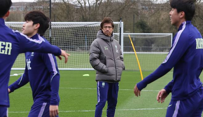 홍명보 축구대표팀 감독(가운데)이 25일 영국 런던 인근의  밀턴킨스 MK돈스 훈련장에서 훈련하는 선수들을 지켜보고 있다. 밀턴킨스 | 연합뉴스