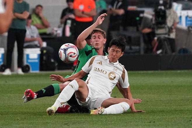 손흥민이 22일 미국 텍사스주 오스틴의 Q2 스타디움에서 열린 오스틴과 2026 미국 메이저리그사커 5라운드 경기에서 상대 태클에 넘어지고 있다. 오스틴 | Imagn Images연합뉴스