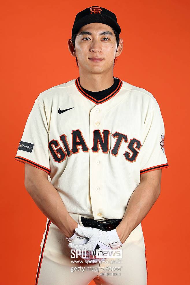 ▲ 이정후는 25일(한국시간) 미국 캘리포니아주 샌프란시스코 오라클 파크에서 열린 술타네스 데 몬테레이와 경기에 5번 타자 우익수로 선발 출전해 1홈런 1볼넷 3타점으로 활약했다. 2회 첫 타석에서 볼넷을 골라 출루한 이정후는 4회 1사 1, 2루에서 3점 홈런을 터뜨렸다. 몬테레이 좌완 선발 저스터스 셰필드를 상대로 볼 카운트 1-1에서 스트라이크 존 높게 들어온 슬라이더를 받아쳐 오라클 파크 오른쪽 담장을 넘겼다.