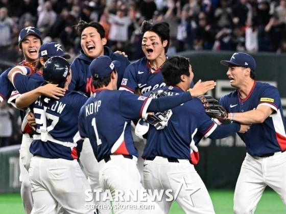 극적 8강 진출 확정 후 기뻐하는 한국 대표팀 선수들. /로이터=뉴스1
