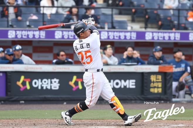 한화 이글스 김태연이 24일 대전 한화생명 볼파크에서 열린 2026 KBO 시범경기 최종전에서 NC 다이노스를 상대로 9회말 2아웃에 결승 역전 끝내기 2점 홈런을 기록했다. 사진 한화 이글스