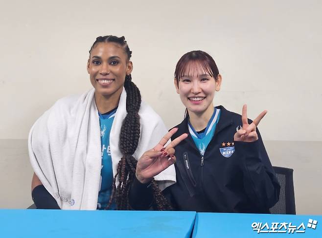 24일 오후 서울 장충체육관에서 열린 진에어 2025-2026 V-리그 포스트시즌 여자부 준플레이오프 GS칼텍스와 흥국생명의 경기, GS칼텍스가 세트스코어 3:1로 승리하며 플레이오프에 진출했다. 경기 후 지젤 실바(왼쪽), 안혜진(오른쪽)이 사진을 찍고 있다. 장충, 유준상 기자