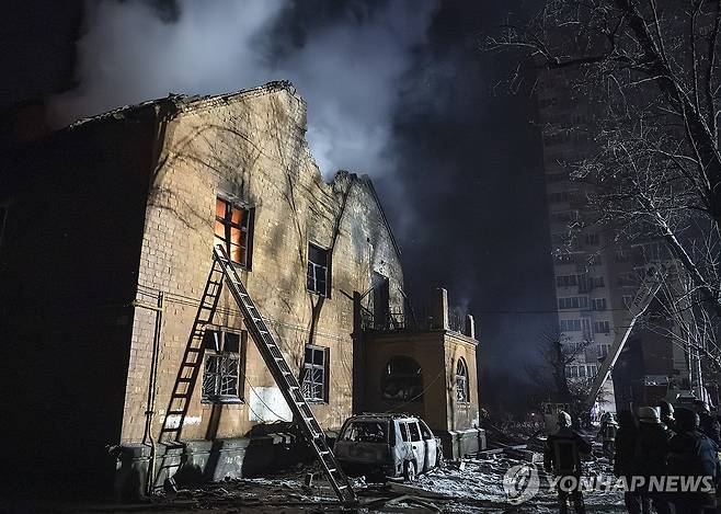 러시아 공격 받은 키이우의 아파트 [EPA 연합뉴스 자료사진. 재배포 및 DB 금지]