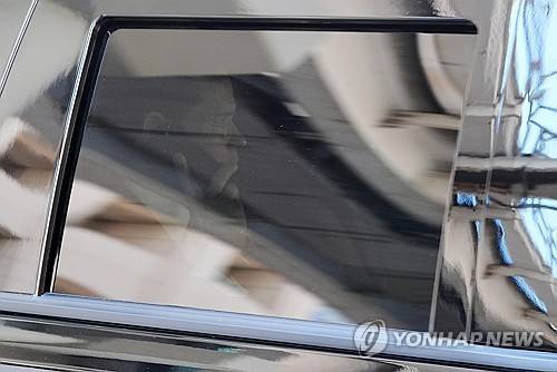 마코 루비오 국무장관 (AP=마이애미[플로리다州]) 마코 루비오 국무장관이 24일(현지시간) 리베라 전 의원의 형사재판에서 증언을 마친 뒤 떠나면서 차 안에서 통화를 하고 있다. 2026.3.24