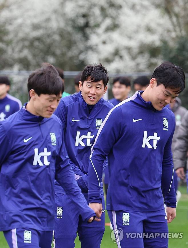 훈련장 들어서는 한국대표팀 (밀턴킨스[영국]=연합뉴스) 최재구 기자 = 코트디부아르전을 앞둔 한국 축구 국가대표팀의 손흥민, 이재성, 오현규 등이 24일(현지시간) 영국 런던 북서쪽 밀턴킨스 훈련장으로 들어서고 있다. 2026.3.25 jjaeck9@yna.co.kr