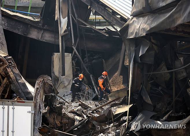이틀째 이어지는 합동 감식 (대전=연합뉴스) 이주형 기자 = 지난 24일 대전 대덕구 소재 자동차 부품 제조업체인 안전공업 주식회사 2일 차 감식에 나선 소방 당국 관계자들이 불에 탄 건물 안으로 진입하고 있다. 2026.3.24 coolee@yna.co.kr