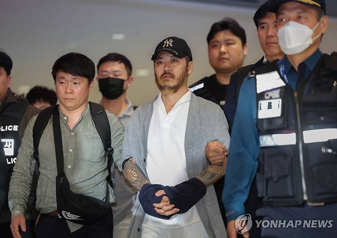 '필리핀 마약왕' 박왕열 송환 (영종도=연합뉴스) 신준희 기자 = 필리핀에서 교민 3명 살해, 탈옥, 국내 마약 유통 등을 일삼으며 '마약왕'으로 불리던 박왕열씨가 25일 인천국제공항을 통해 국내로 송환되고 있다. 2026.3.25 hama@yna.co.kr