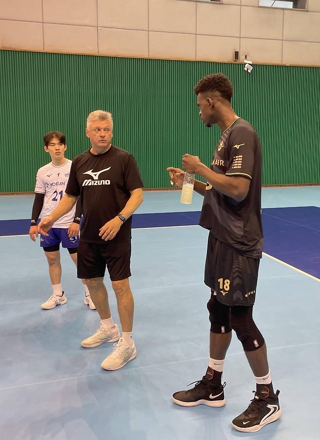 헤난(중앙) 대한항공 감독과 대화하는 마쏘(오른쪽) [대한항공 배구단 제공. 재판매.DB 금지]